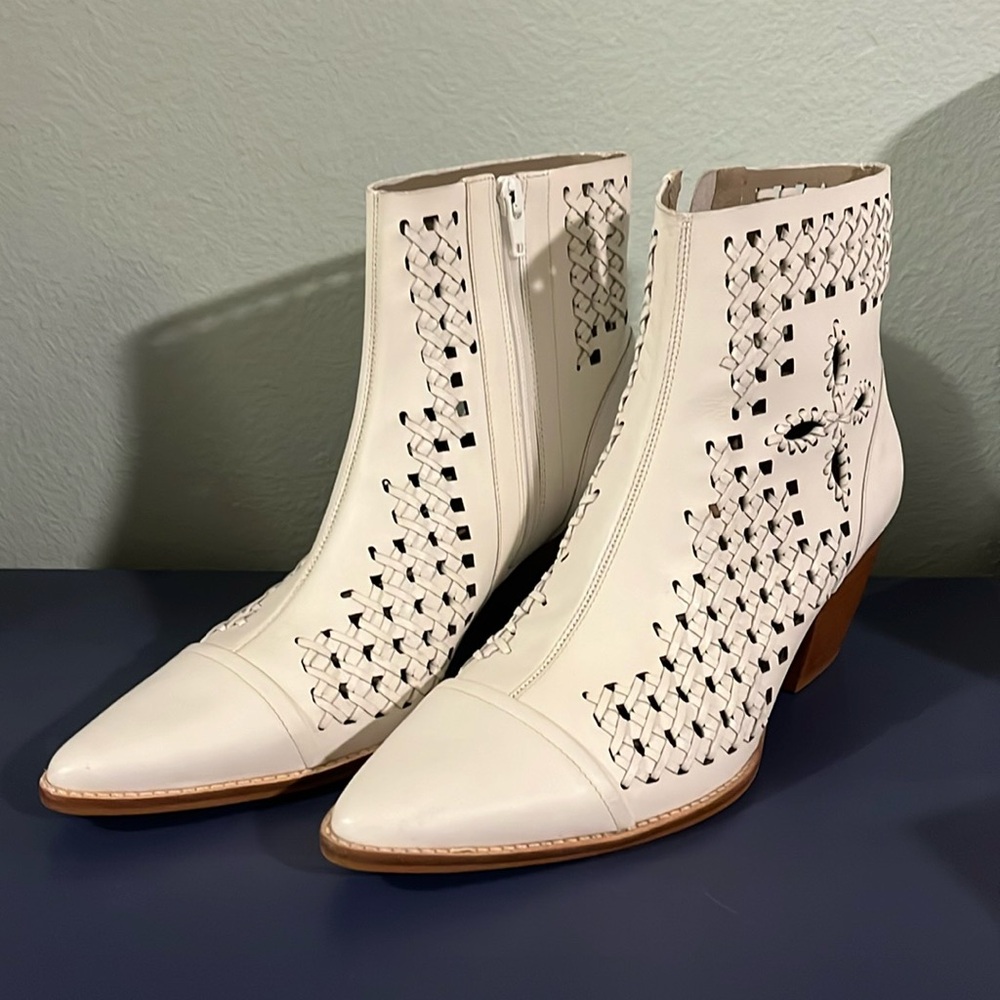 Matisse Bello White Leather Lasercut Bootie - Sz 9.5